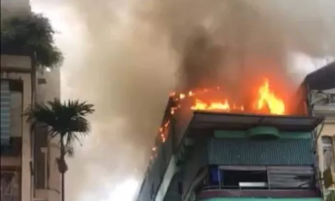 Cháy lớn tại tầng năm nhà hàng hải sản trên phố Giang Văn Minh, Hà Nội